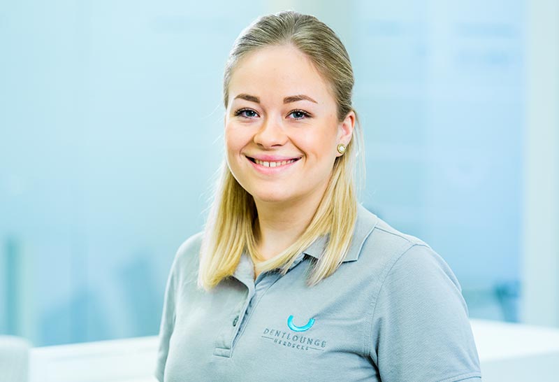 Aline Carstens arbeitet als Zahnmedizinische Prophylaxeassistentin.
