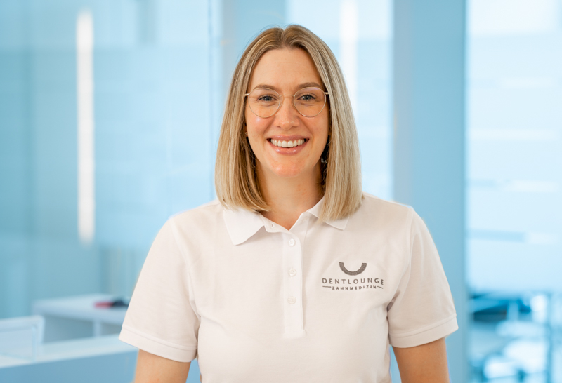 Als angestellte Zahnärztin ist Dr. Marie-Claire Hatting in der Dentlounge Kirchhörde tätig.
