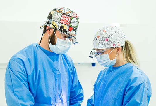 Als Experten für Oralchirurgie führen wir Wurzelbehandlungen und mehr durch.